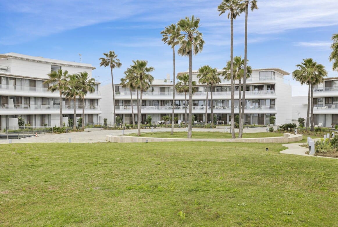 Apartamento de 2 habitaciones en Estepona en venta con piscina garaje - 850.000 € (Ref: 10179273)