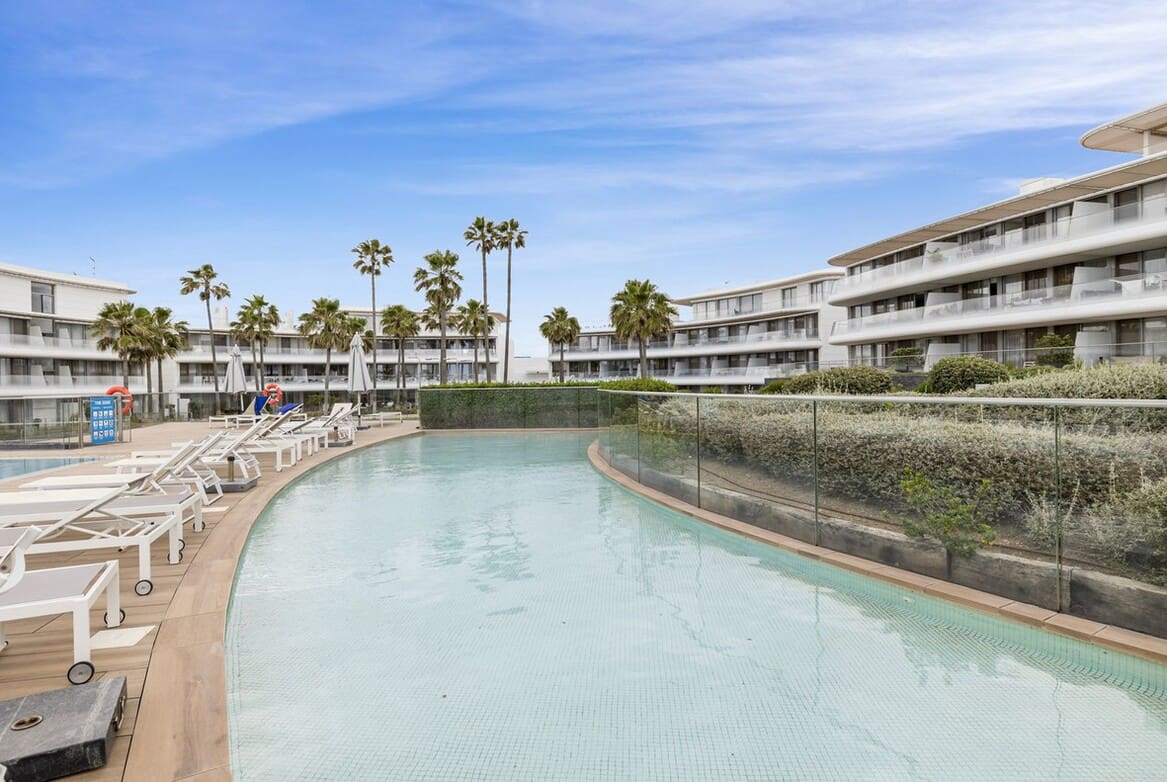 Apartamento de 2 habitaciones en Estepona en venta con piscina garaje - 850.000 € (Ref: 10179273)