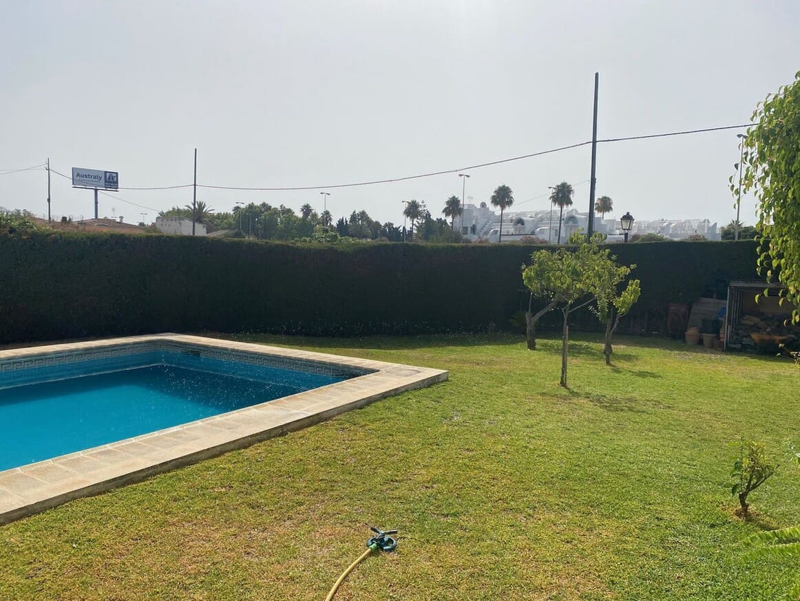 5 chambre Villa/Maison à vendre à Estepona avec piscine - 689 000 € (Ref: 10179277)