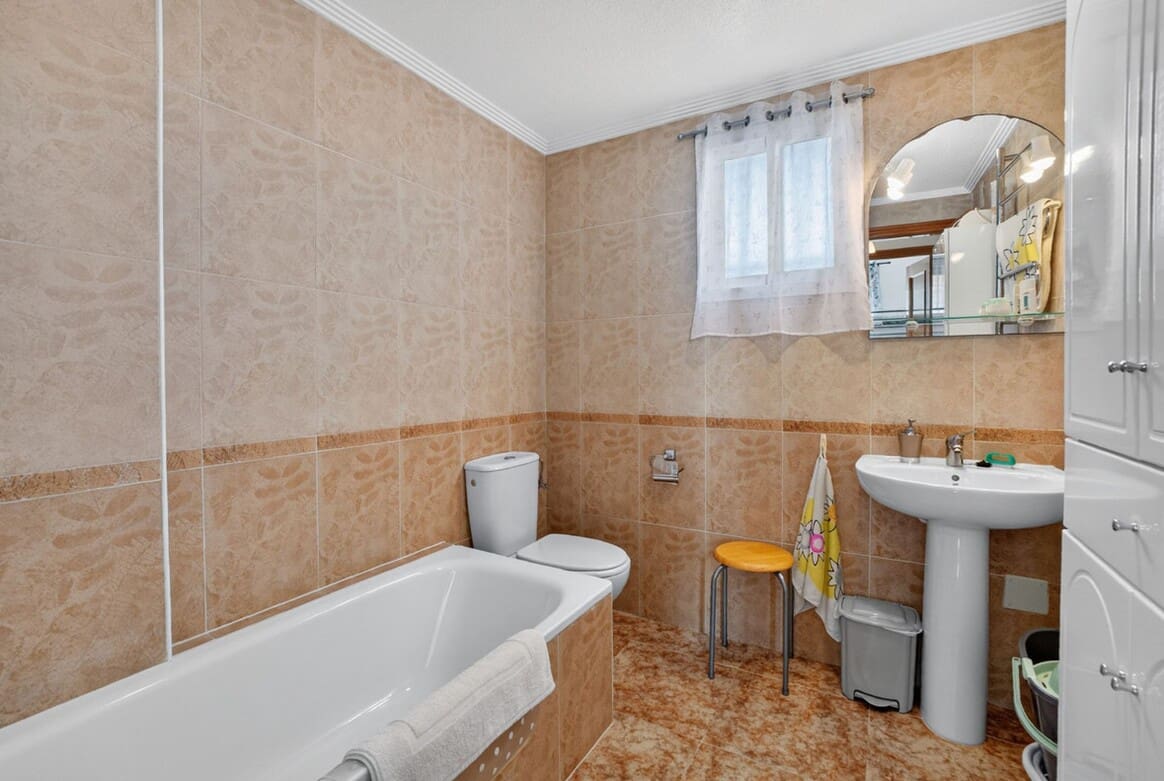 Apartamento de 2 habitaciones en Orihuela Costa en venta con piscina garaje - 230.000 € (Ref: 10180389)