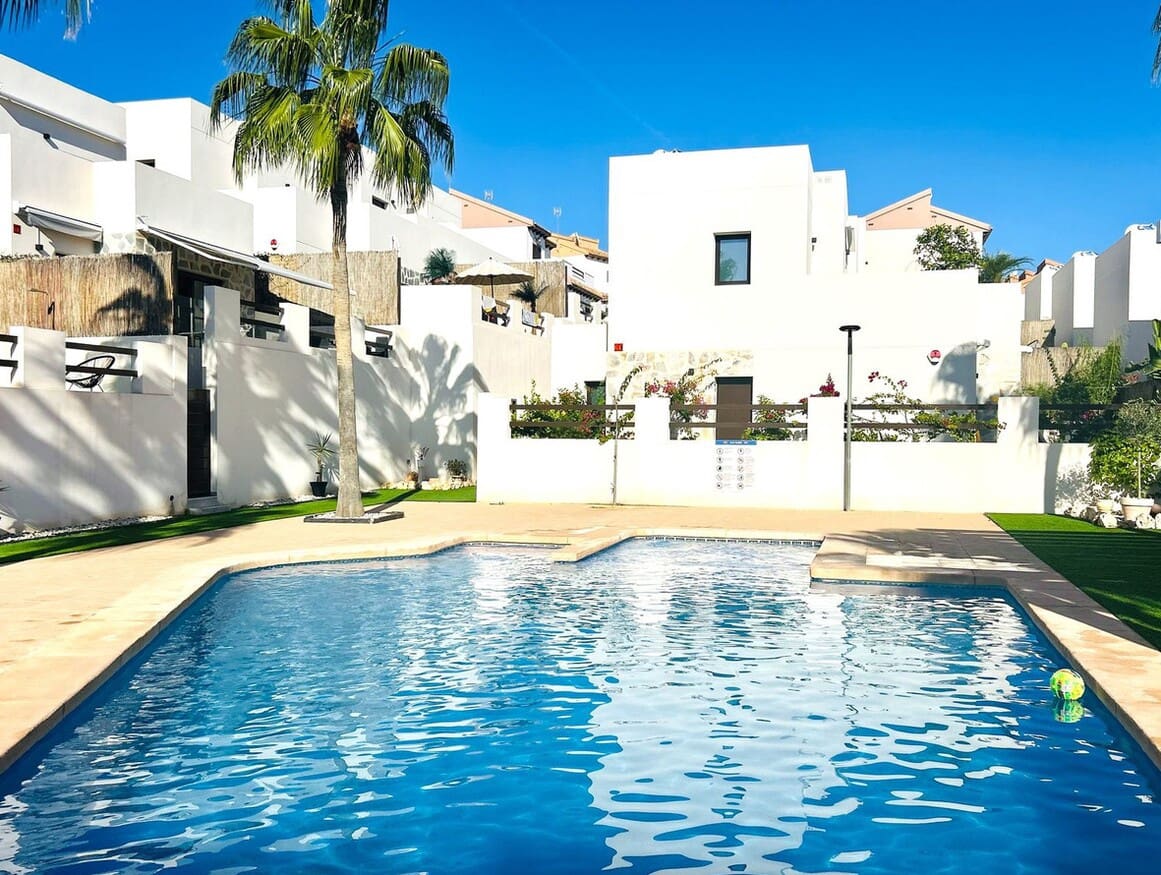 4 soveværelse Villa til salg i Orihuela Costa med swimmingpool garage - € 550.000 (Ref: 10182820)