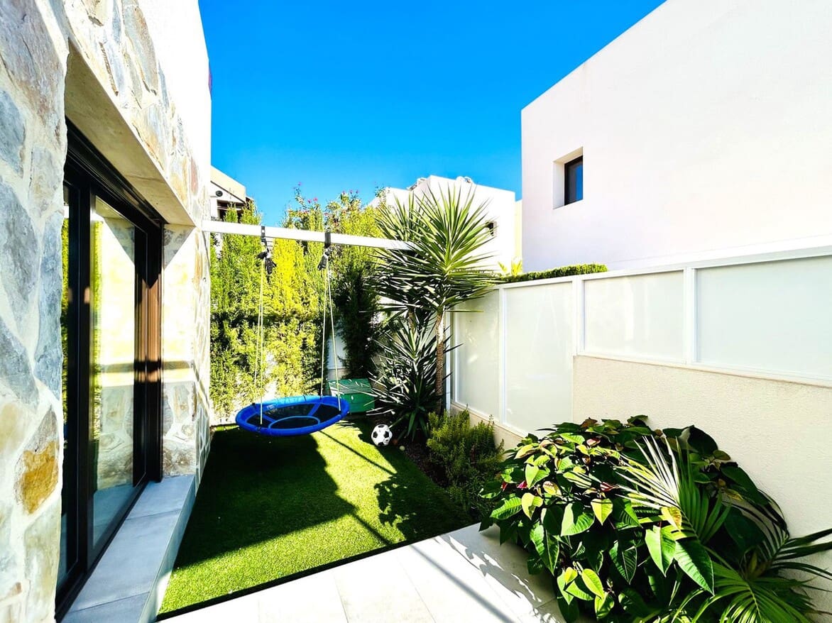 4 soveværelse Villa til salg i Orihuela Costa med swimmingpool garage - € 550.000 (Ref: 10182820)