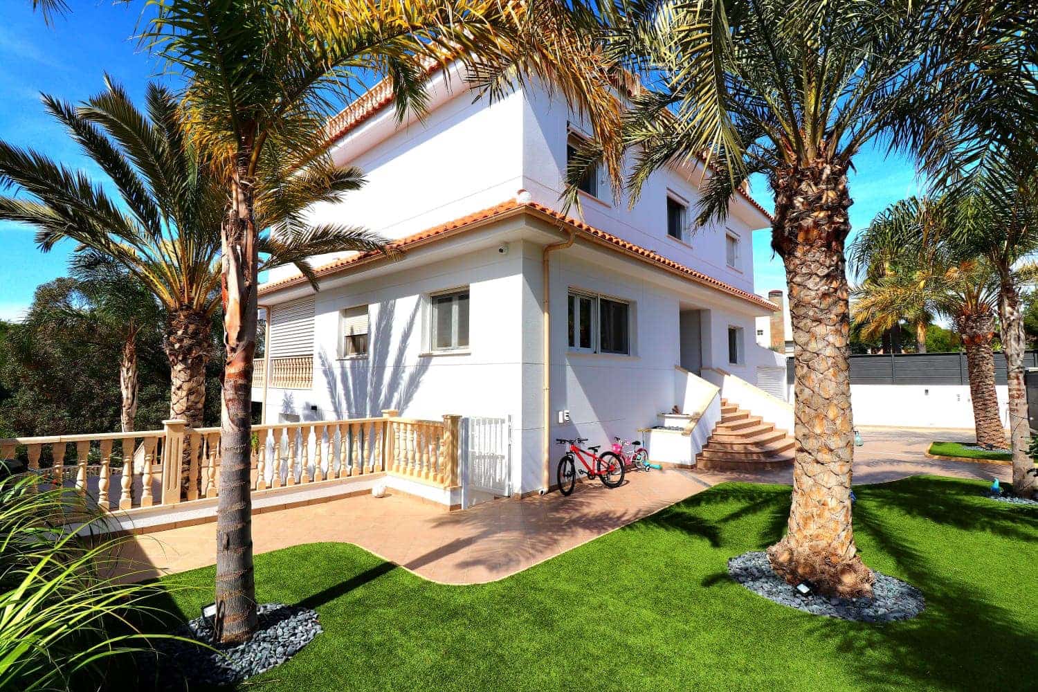 5 bedroom Villa for sale in Campoamor with pool garage - € 1,400,000 (Ref: 10182828)