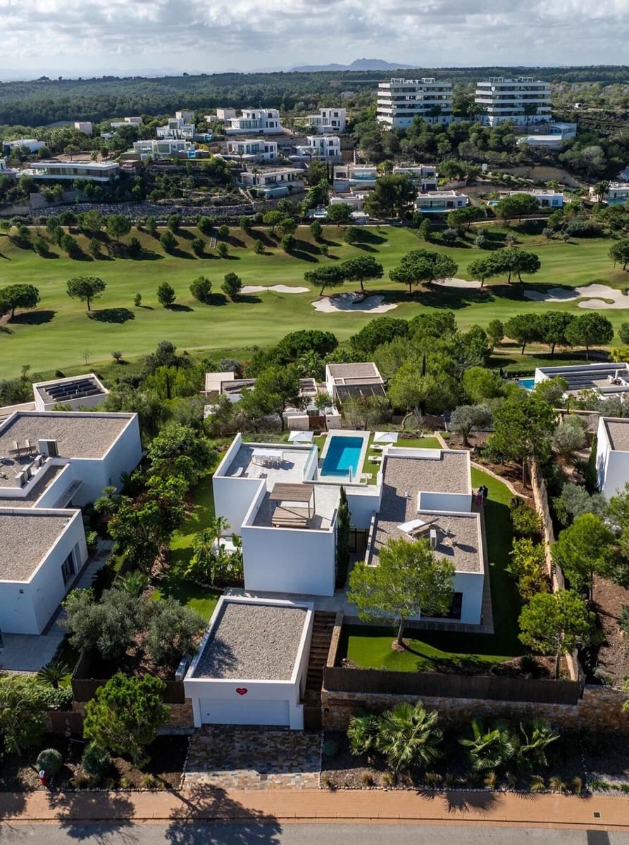 Chalet de 3 habitaciones en Las Colinas Golf en venta con piscina garaje - 1.790.000 € (Ref: 10183406)