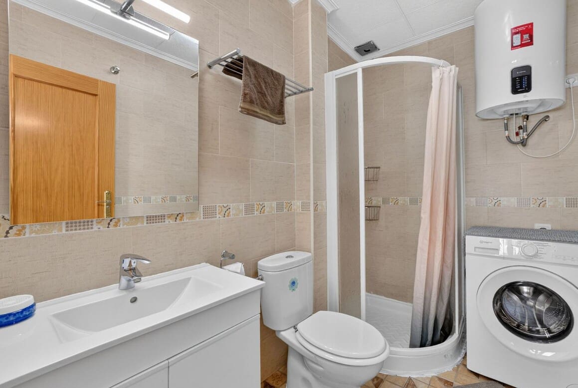 Chalet de 3 habitaciones en Torrevieja en venta con piscina - 199.000 € (Ref: 10184394)