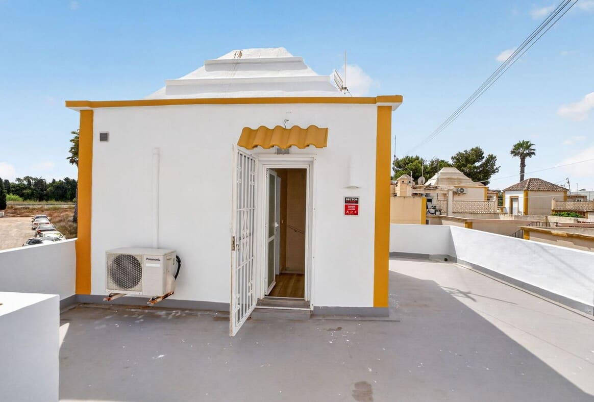 Chalet de 3 habitaciones en Torrevieja en venta con piscina - 199.000 € (Ref: 10184394)