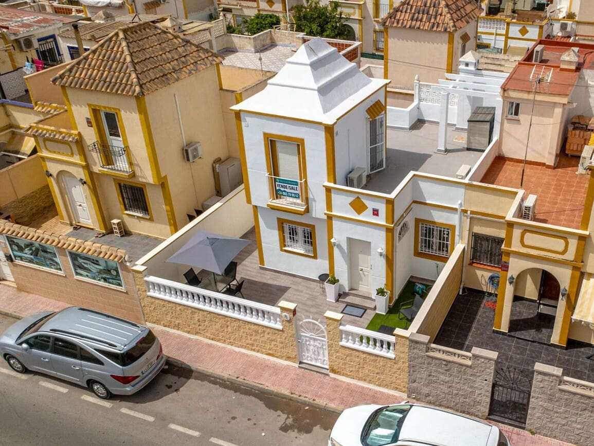 Chalet de 3 habitaciones en Torrevieja en venta con piscina - 199.000 € (Ref: 10184394)