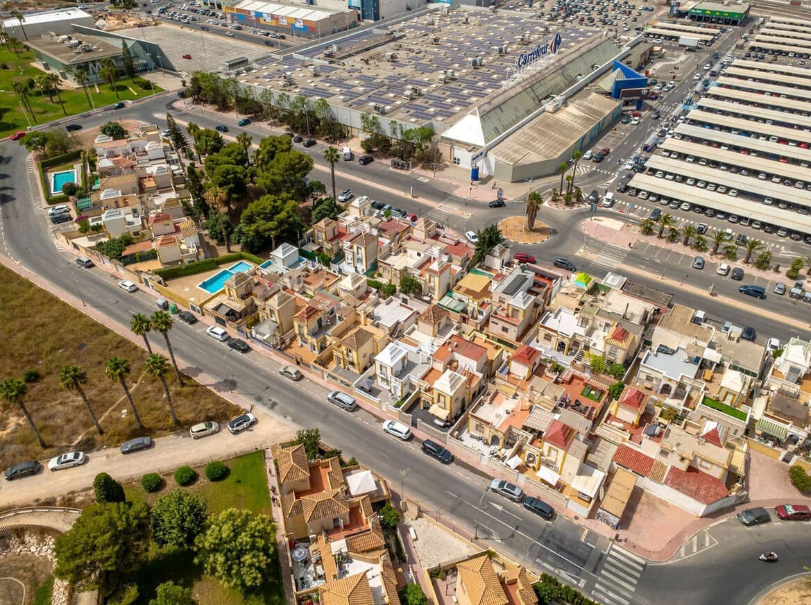 Chalet de 3 habitaciones en Torrevieja en venta con piscina - 199.000 € (Ref: 10184394)