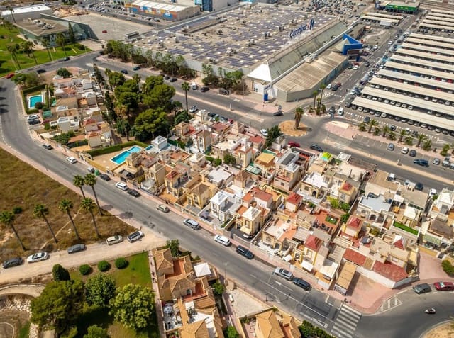 Chalet de 3 habitaciones en El Chaparral - La Siesta - La Torreta, Torrevieja en venta con piscina - 199.000 € (Ref: 10184394)