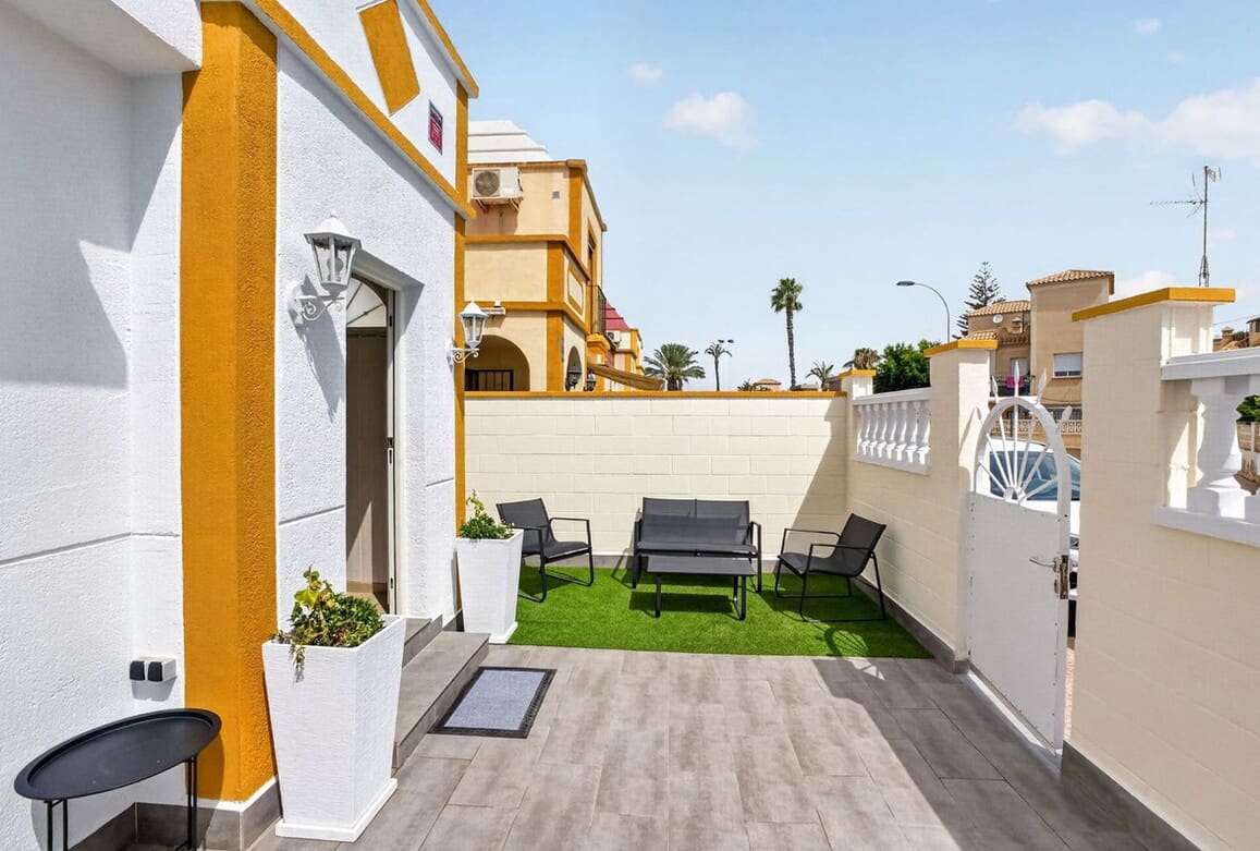Chalet de 3 habitaciones en Torrevieja en venta con piscina - 199.000 € (Ref: 10184394)