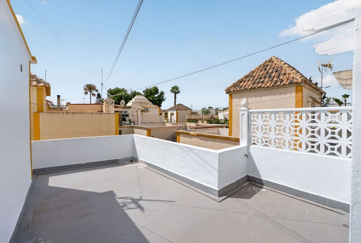 Chalet de 3 habitaciones en Torrevieja en venta con piscina - 199.000 € (Ref: 10184394)