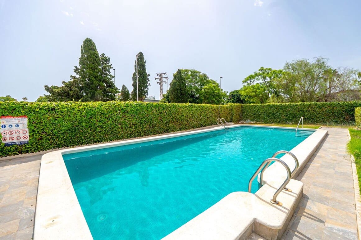 Chalet de 3 habitaciones en Torrevieja en venta con piscina - 199.000 € (Ref: 10184394)