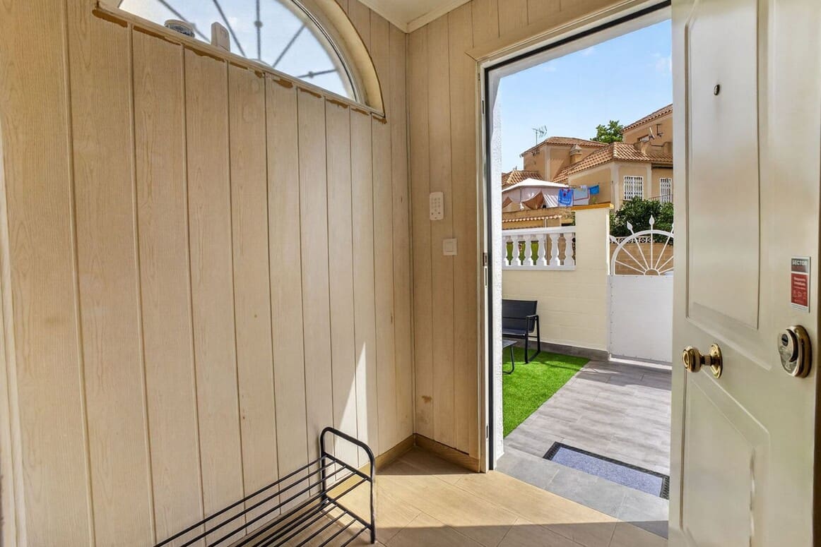 Chalet de 3 habitaciones en Torrevieja en venta con piscina - 199.000 € (Ref: 10184394)
