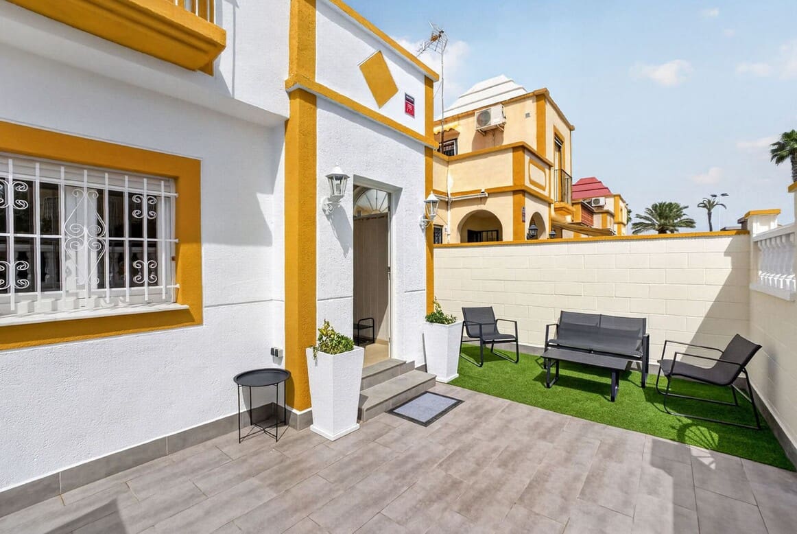 Chalet de 3 habitaciones en Torrevieja en venta con piscina - 199.000 € (Ref: 10184394)