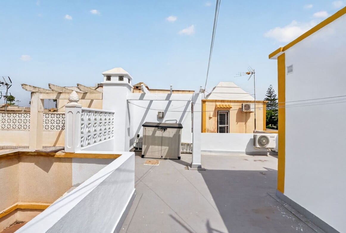 Chalet de 3 habitaciones en Torrevieja en venta con piscina - 199.000 € (Ref: 10184394)