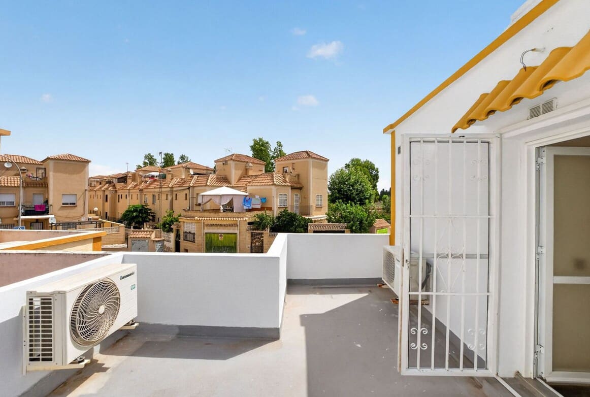 Chalet de 3 habitaciones en Torrevieja en venta con piscina - 199.000 € (Ref: 10184394)