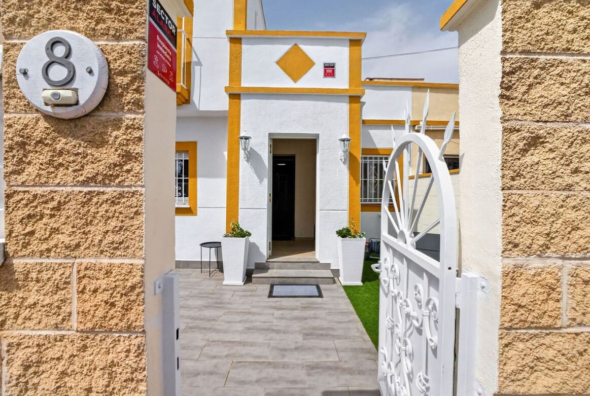 Chalet de 3 habitaciones en Torrevieja en venta con piscina - 199.000 € (Ref: 10184394)