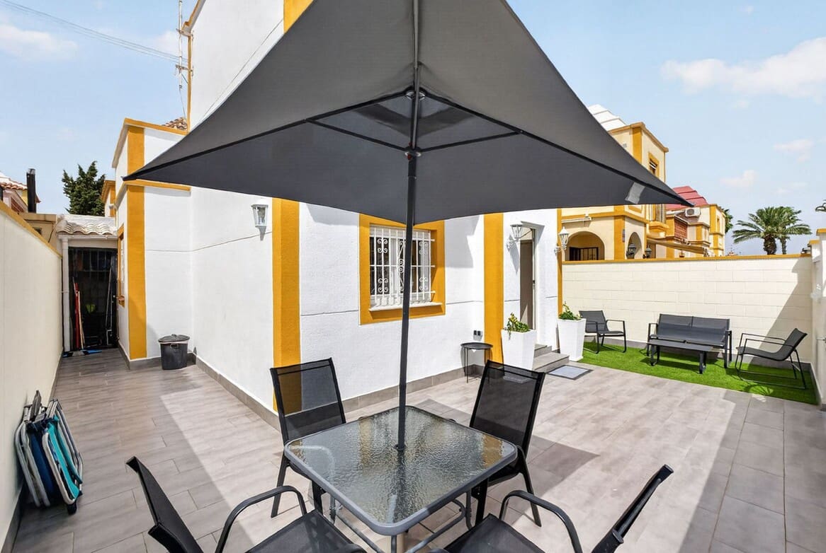 Chalet de 3 habitaciones en Torrevieja en venta con piscina - 199.000 € (Ref: 10184394)