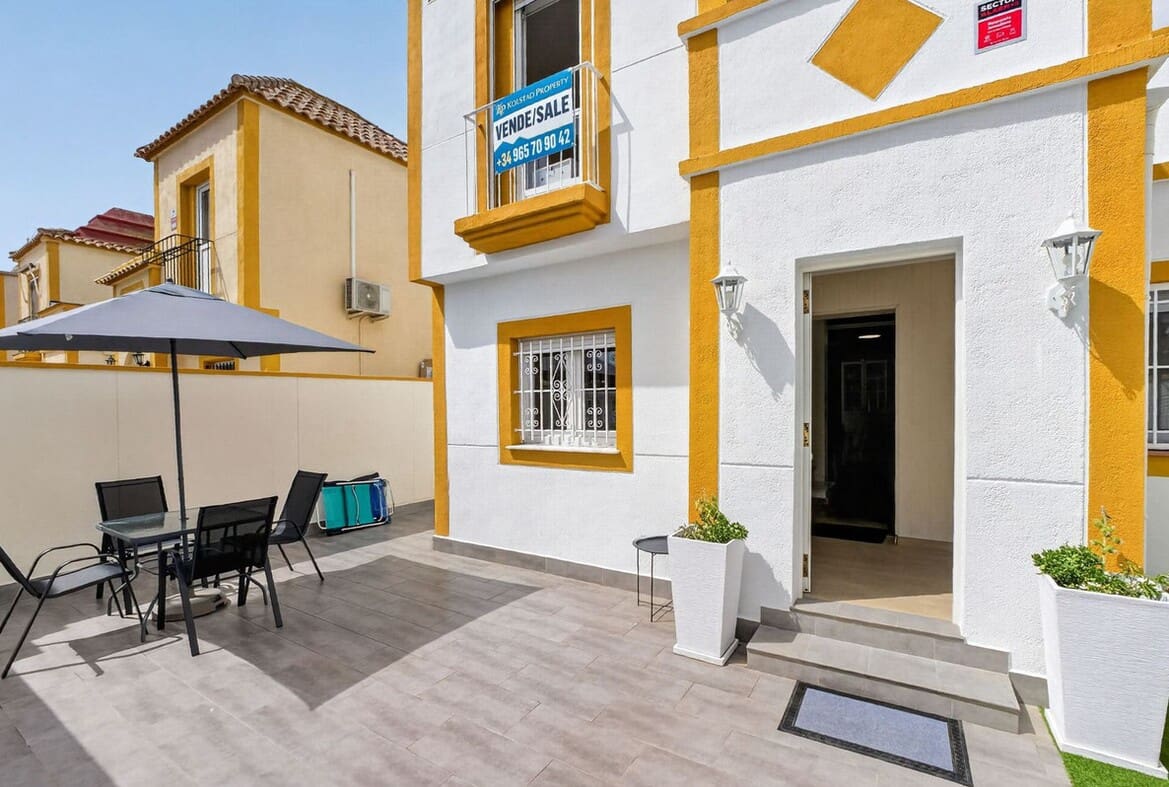 Chalet de 3 habitaciones en Torrevieja en venta con piscina - 199.000 € (Ref: 10184394)