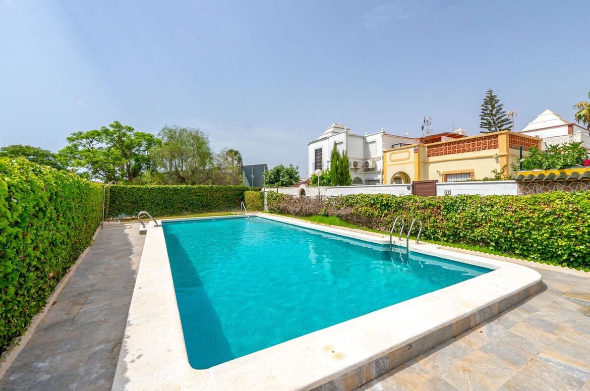 Chalet de 3 habitaciones en Torrevieja en venta con piscina - 199.000 € (Ref: 10184394)