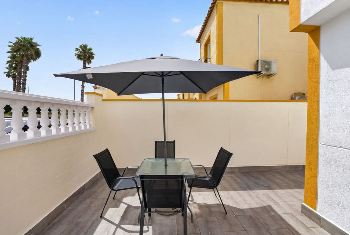 Chalet de 3 habitaciones en Torrevieja en venta con piscina - 199.000 € (Ref: 10184394)