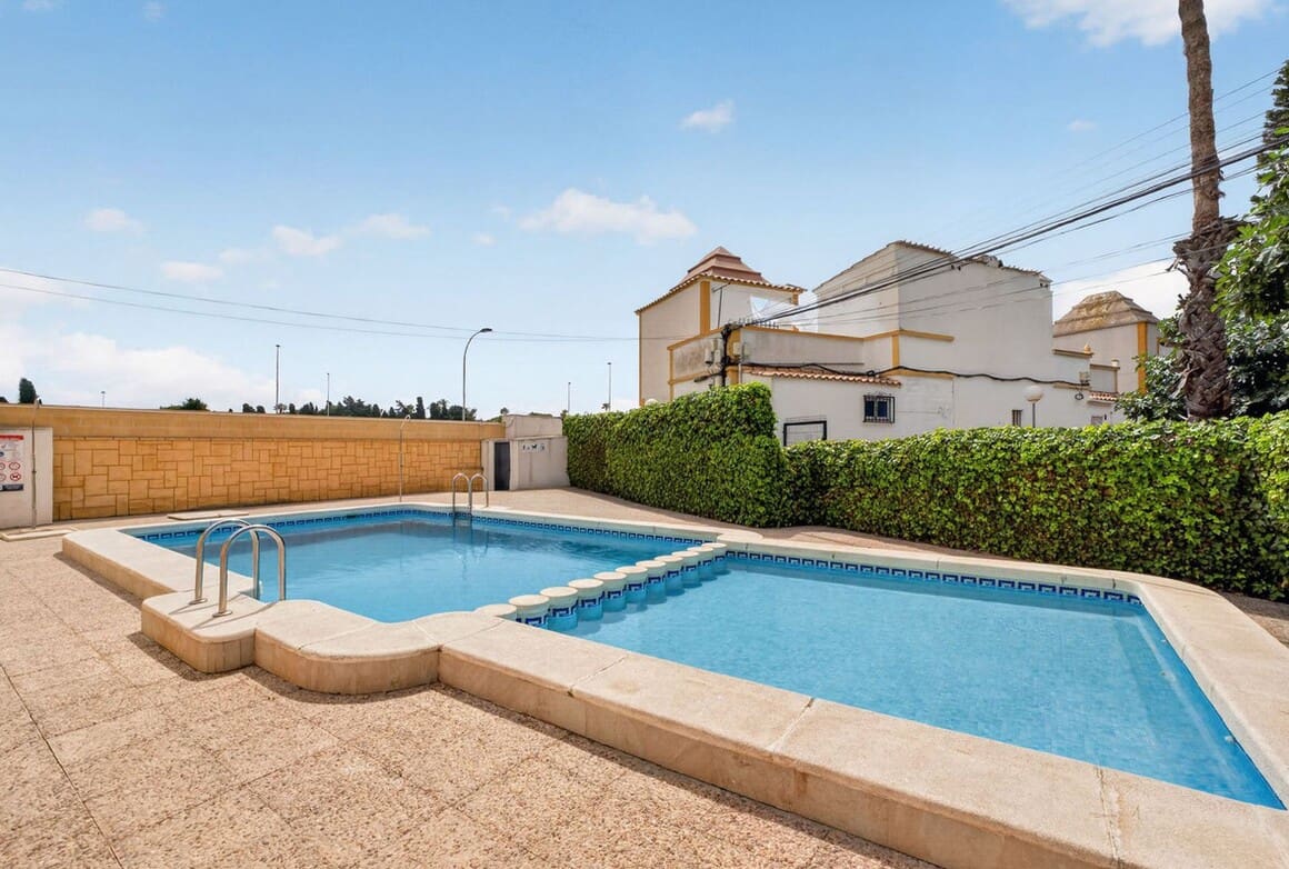Chalet de 3 habitaciones en Torrevieja en venta con piscina - 199.000 € (Ref: 10184394)