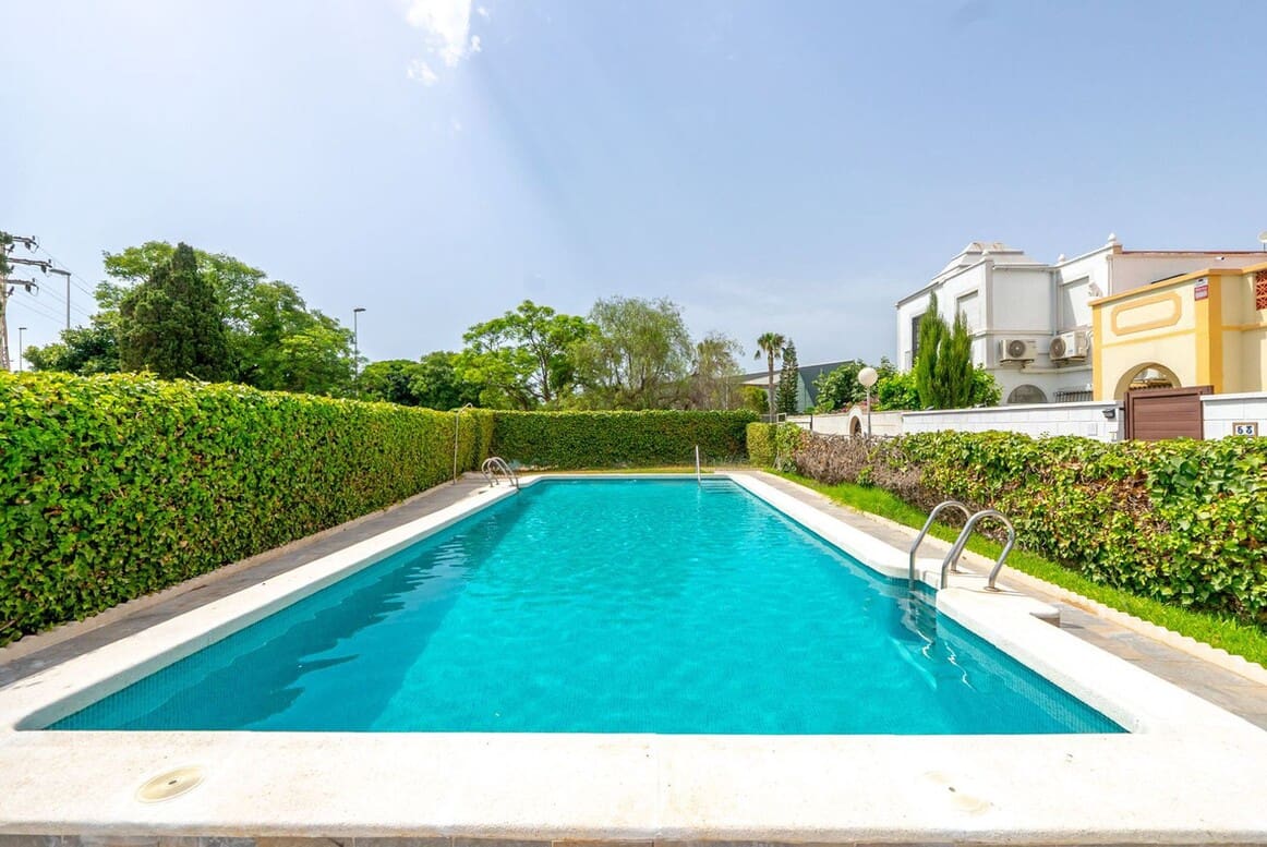 Chalet de 3 habitaciones en Torrevieja en venta con piscina - 199.000 € (Ref: 10184394)