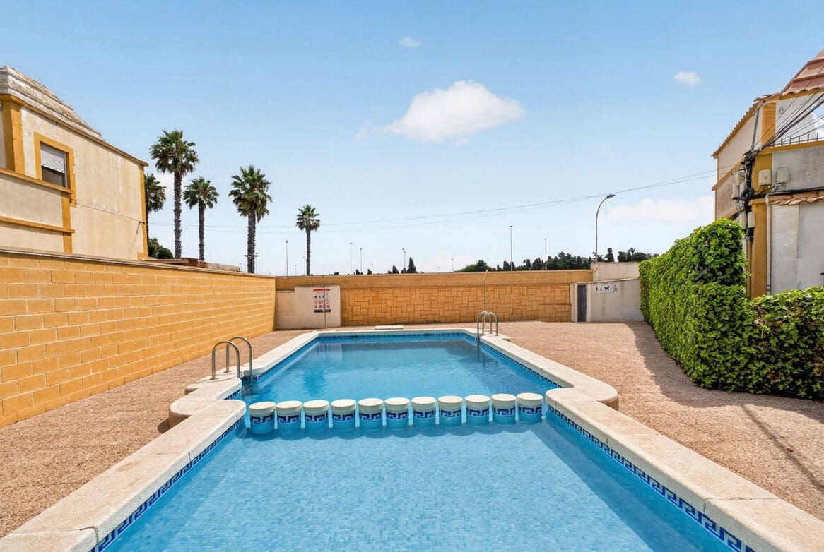 Chalet de 3 habitaciones en Torrevieja en venta con piscina - 199.000 € (Ref: 10184394)