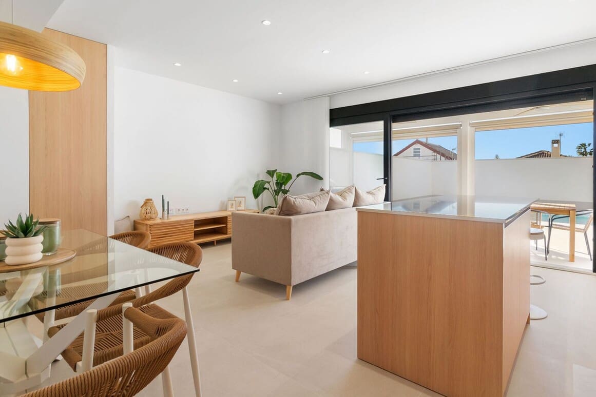 Chalet de 3 habitaciones en Torrevieja en venta con piscina garaje - 459.000 € (Ref: 10184408)