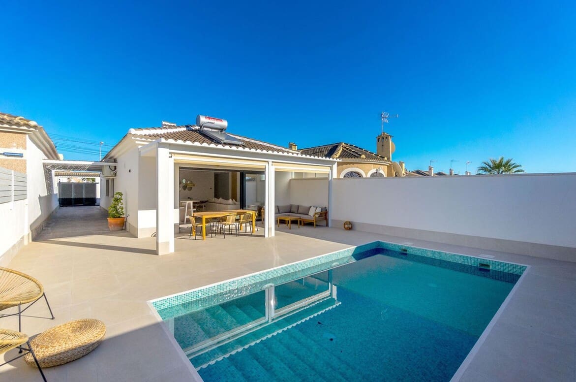 Chalet de 3 habitaciones en Torrevieja en venta con piscina garaje - 459.000 € (Ref: 10184408)