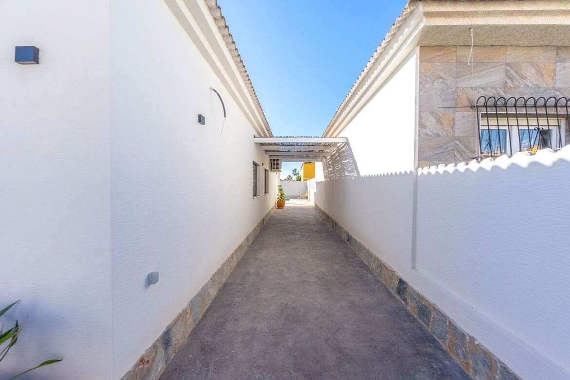 Chalet de 3 habitaciones en Torrevieja en venta con piscina garaje - 459.000 € (Ref: 10184408)