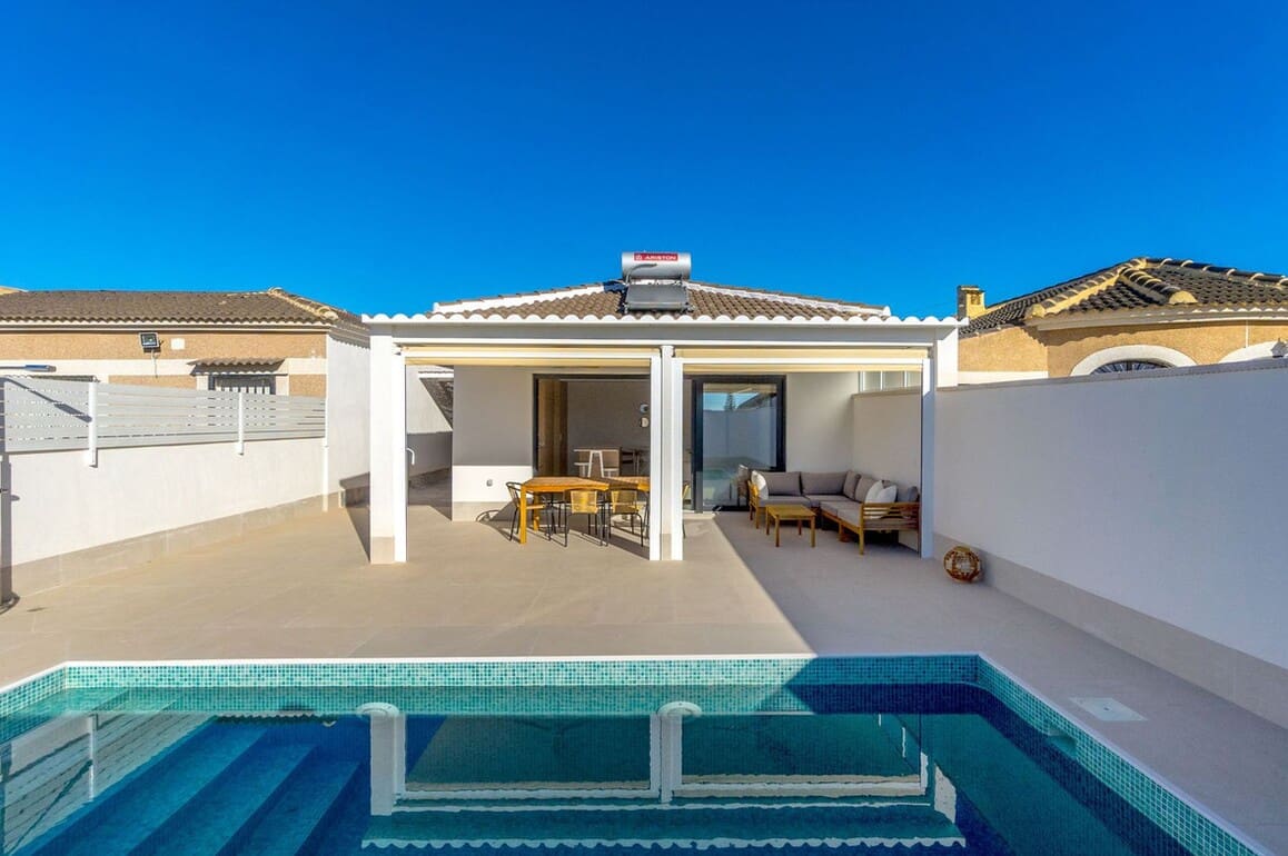 Chalet de 3 habitaciones en Torrevieja en venta con piscina garaje - 459.000 € (Ref: 10184408)
