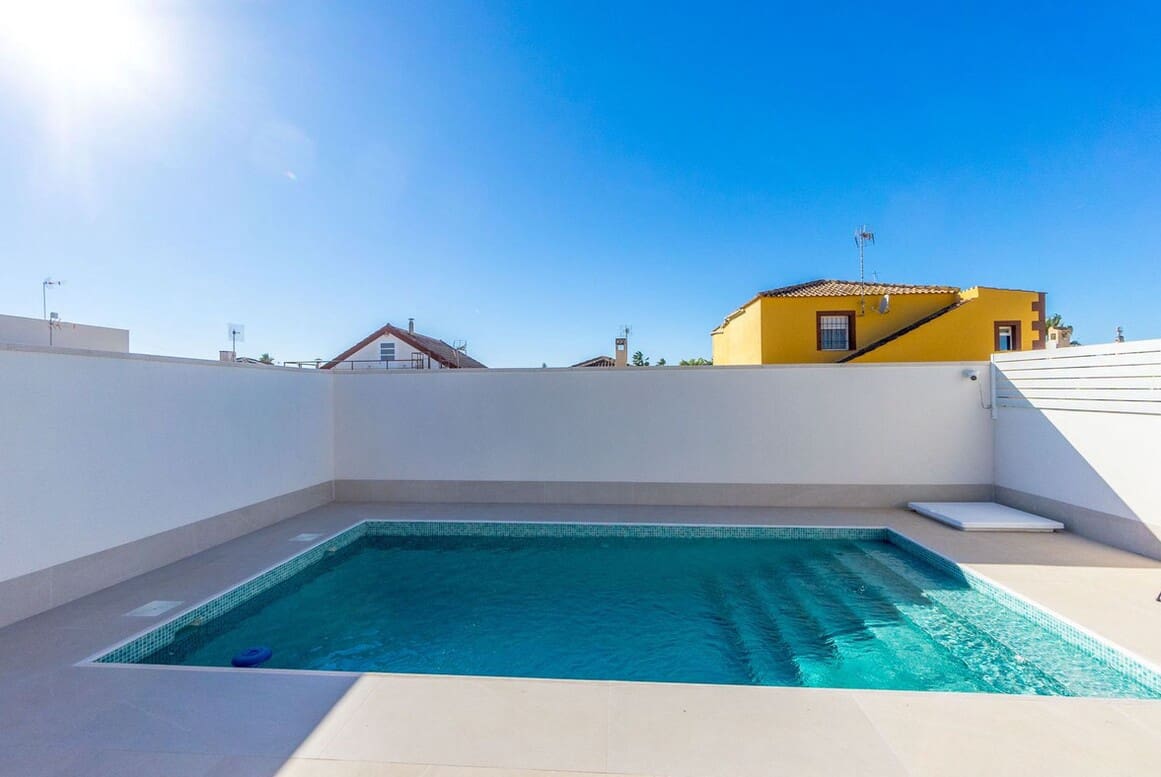 Chalet de 3 habitaciones en Torrevieja en venta con piscina garaje - 459.000 € (Ref: 10184408)