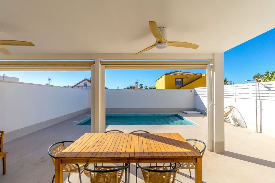 Chalet de 3 habitaciones en Torrevieja en venta con piscina garaje - 459.000 € (Ref: 10184408)