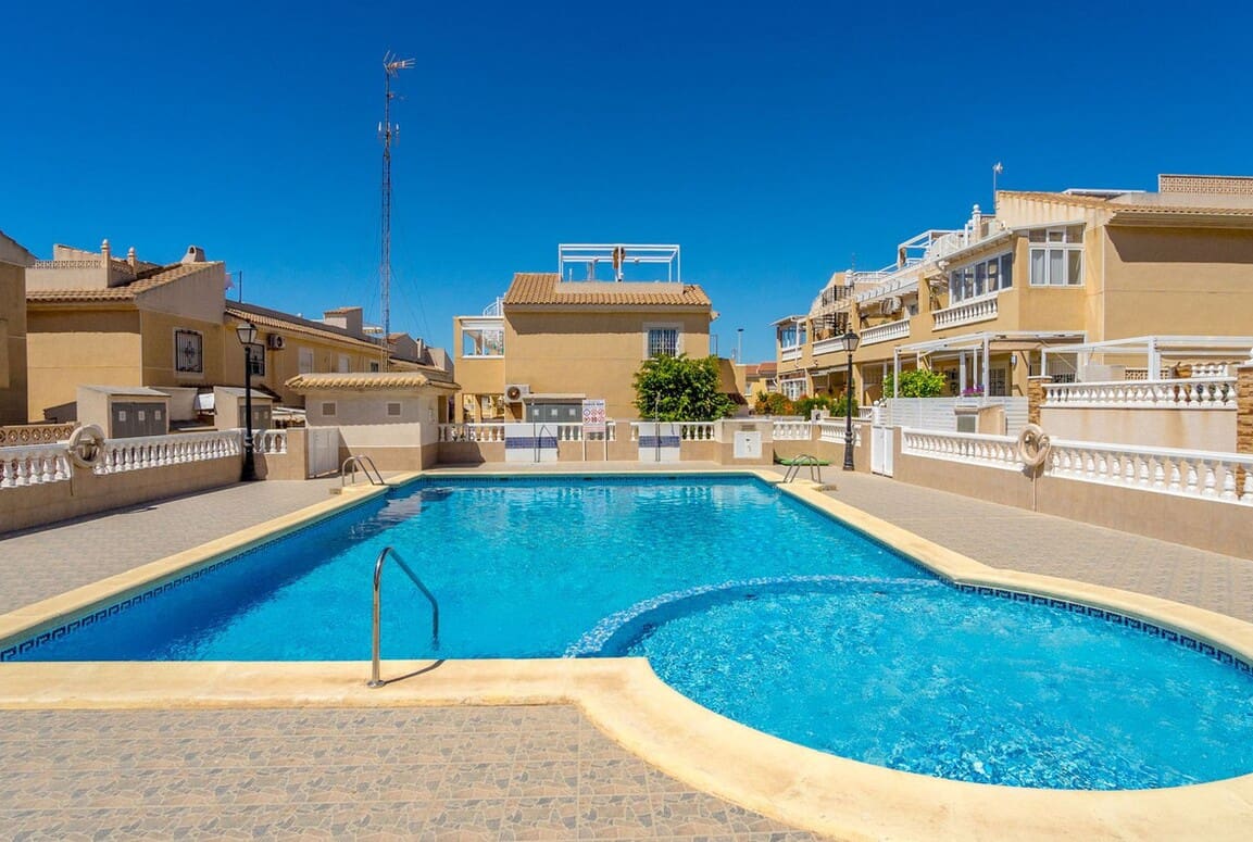 2 slaapkamer Huis te koop in Torrevieja met zwembad - € 199.000 (Ref: 10186714)