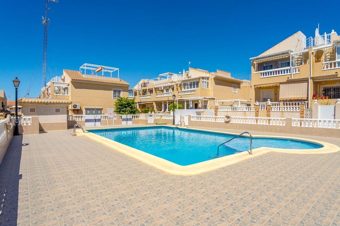 2 slaapkamer Huis te koop in Torrevieja met zwembad - € 199.000 (Ref: 10186714)