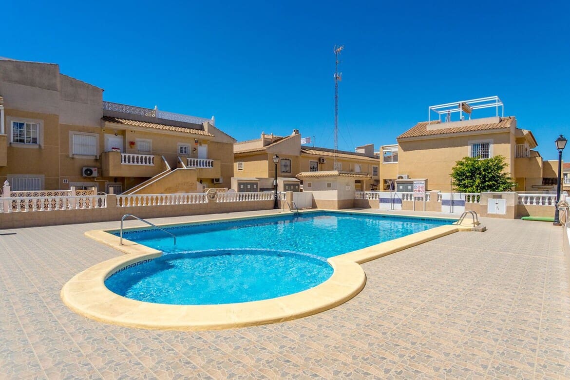 2 slaapkamer Huis te koop in Torrevieja met zwembad - € 199.000 (Ref: 10186714)