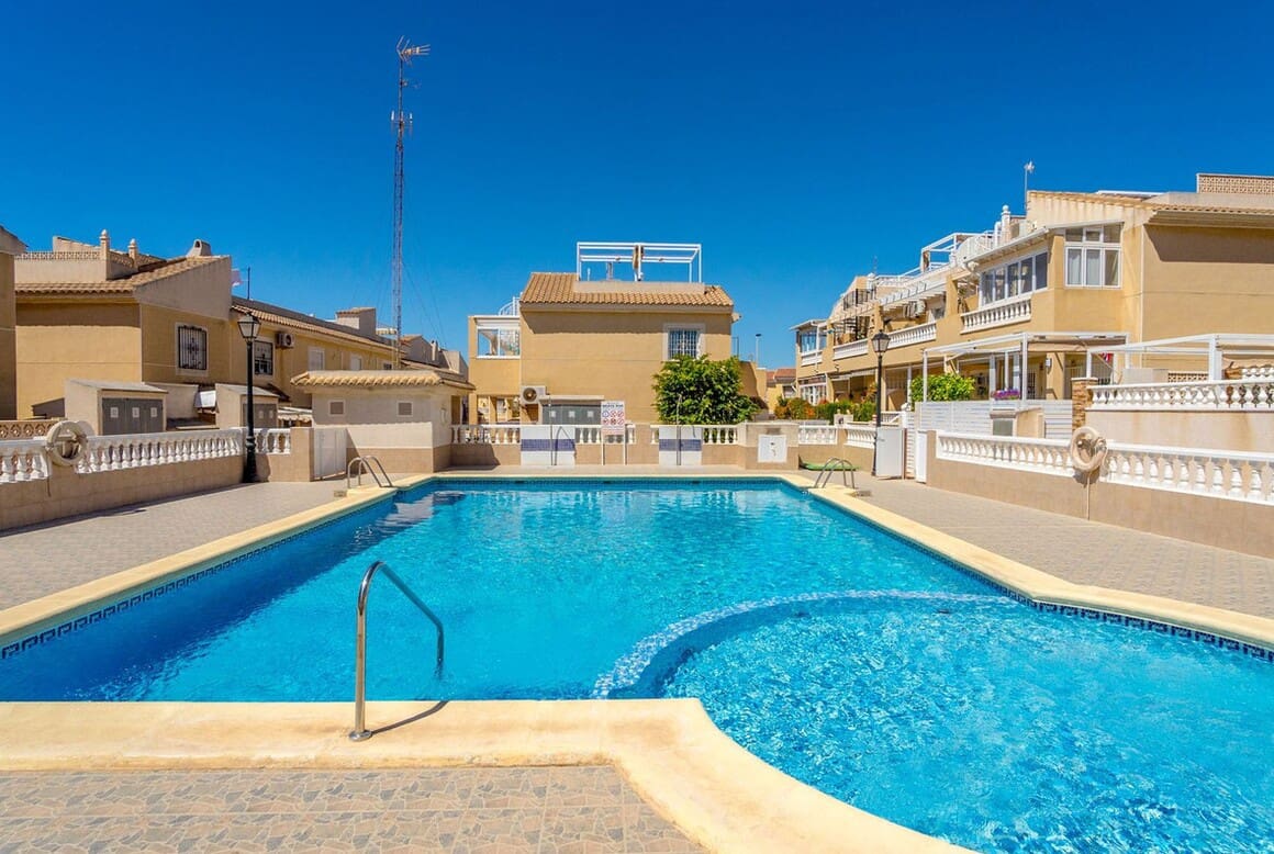 2 slaapkamer Huis te koop in Torrevieja met zwembad - € 199.000 (Ref: 10186714)
