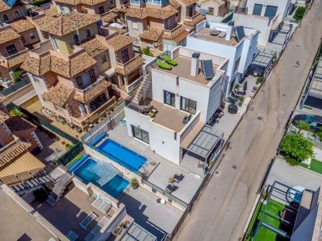 Chalet de 5 habitaciones en Aguas Nuevas, Torrevieja en venta - 439.000 € (Ref: 9513692)