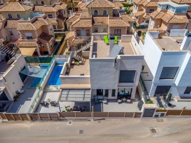 Chalet de 5 habitaciones en Aguas Nuevas, Torrevieja en venta - 439.000 € (Ref: 9513692)