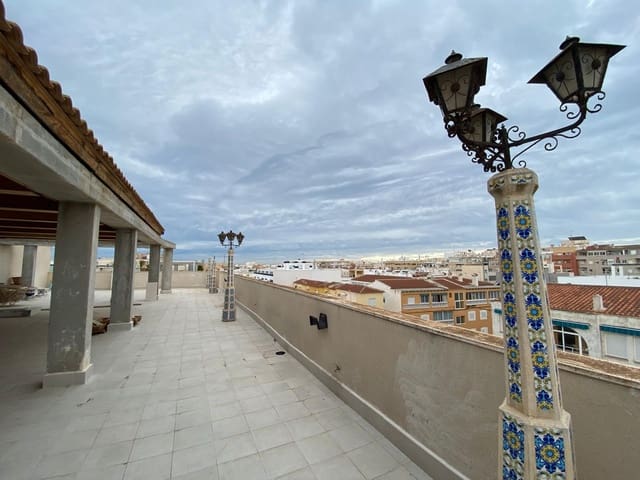2 makuuhuone Kattohuoneisto myytävänä paikassa Centro, Torrevieja - 410 000 € (Ref: 9513874)