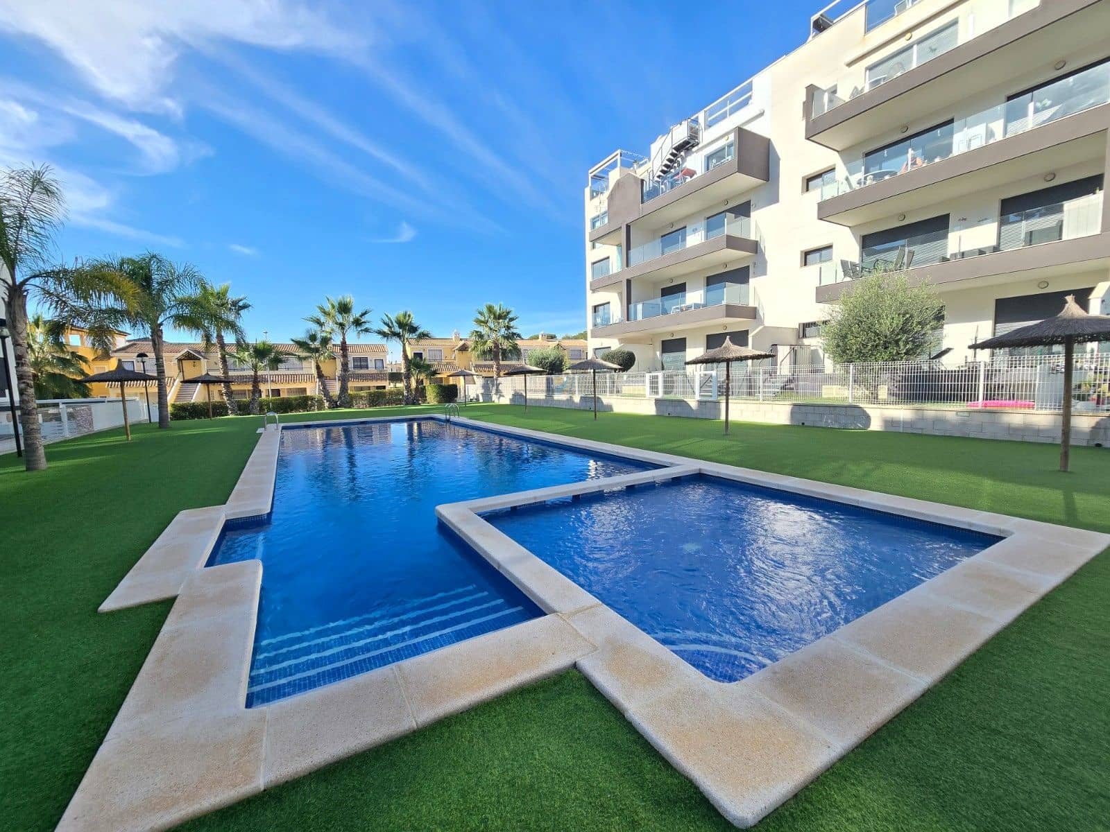 2 soveværelse Lejlighed til salg i Filipinas med swimmingpool garage - € 335.000 (Ref: 9513907)