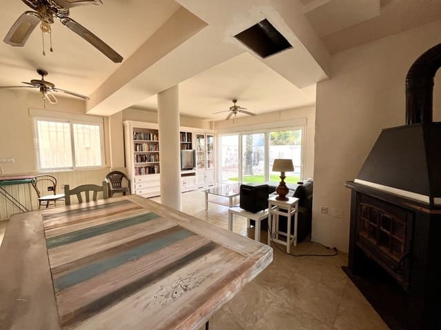 5 bedroom Villa for sale in La Zenia, Orihuela with garage - € 600,000 (Ref: 9513978)