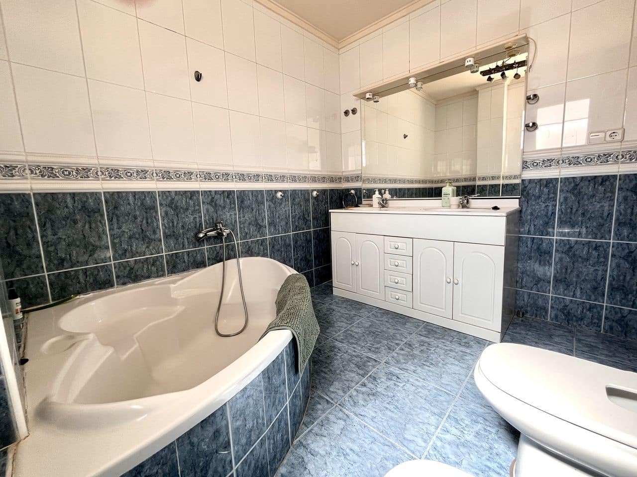 5 bedroom Villa for sale in La Zenia with garage - € 600,000 (Ref: 9513978)