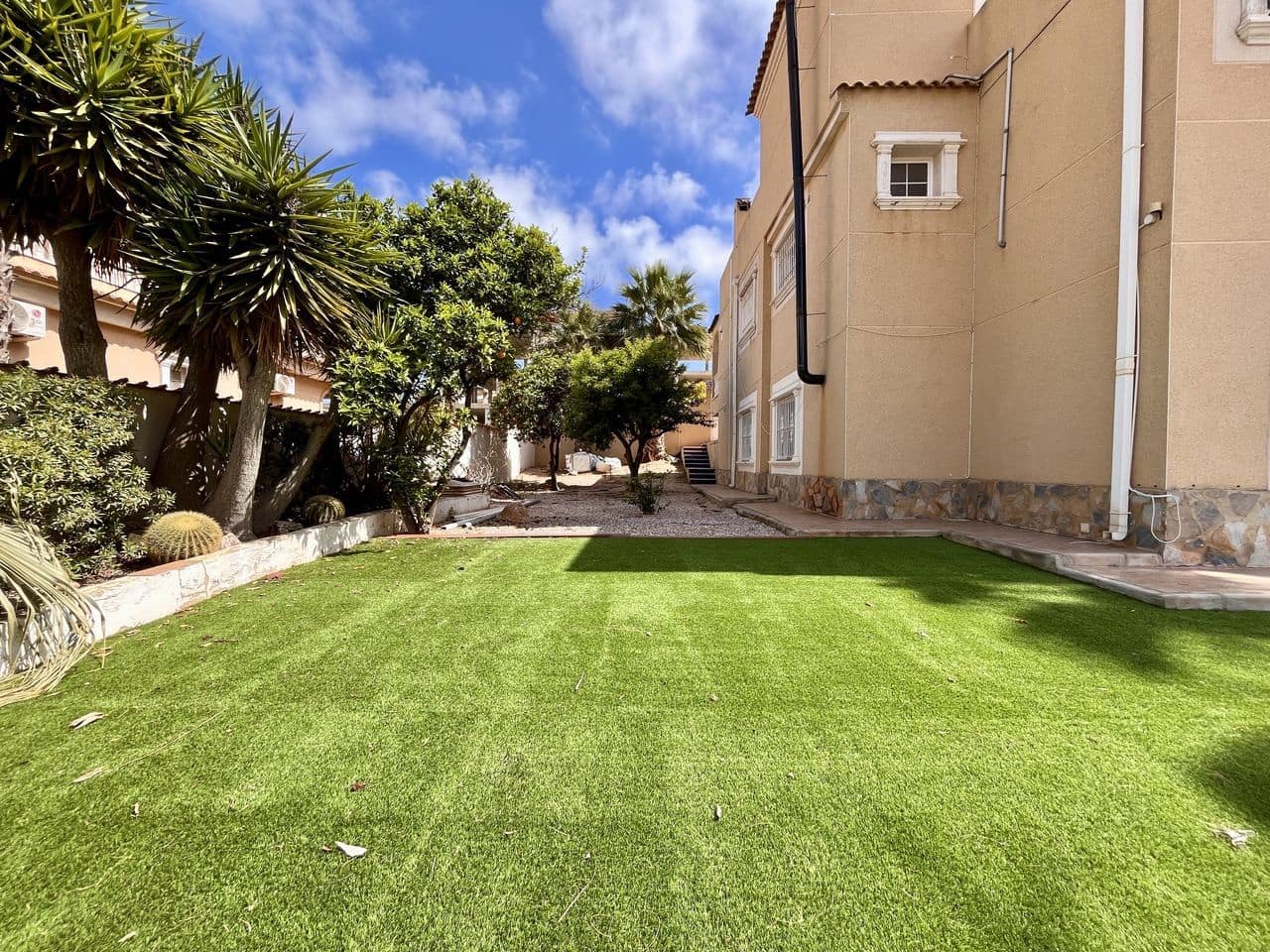 5 bedroom Villa for sale in La Zenia with garage - € 600,000 (Ref: 9513978)