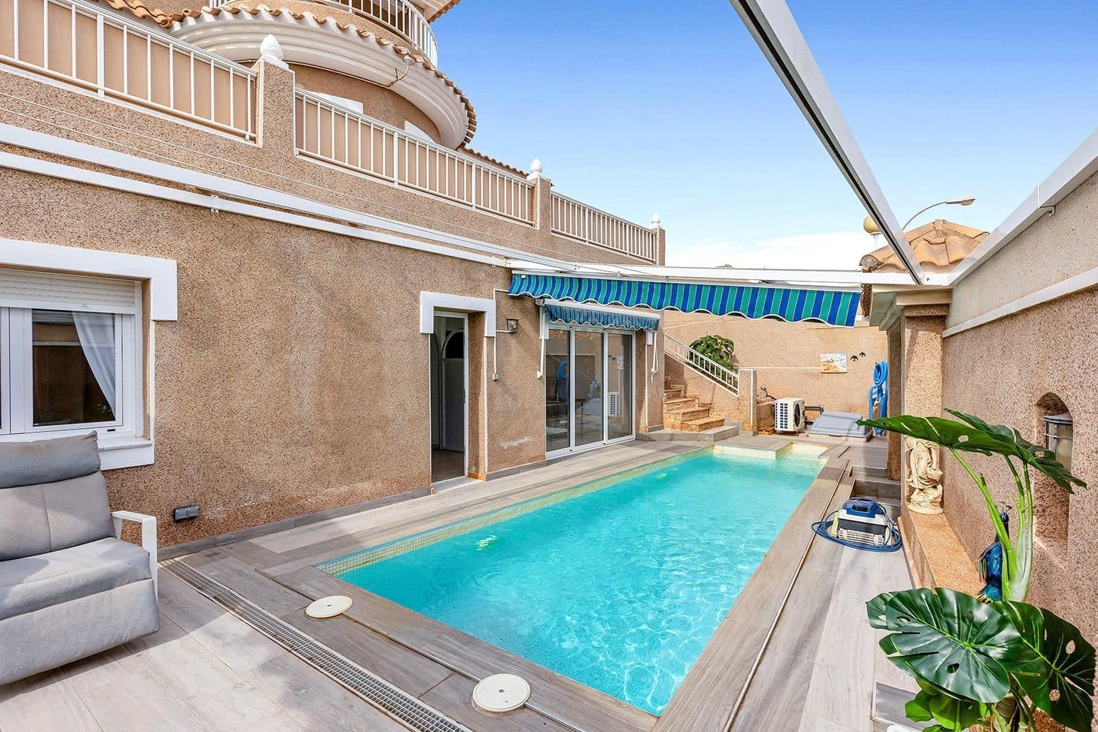 5 sypialnia Willa na sprzedaż w Torrevieja z basenem - 395 000 € (Ref: 9513994)