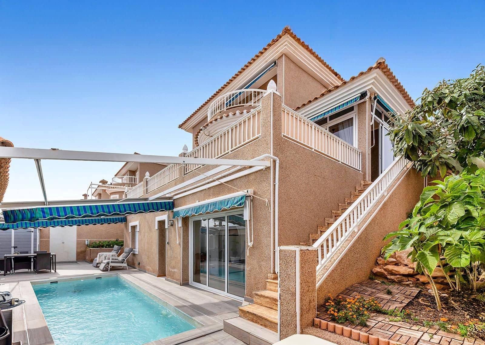 5 sypialnia Willa na sprzedaż w Torrevieja z basenem - 395 000 € (Ref: 9513994)