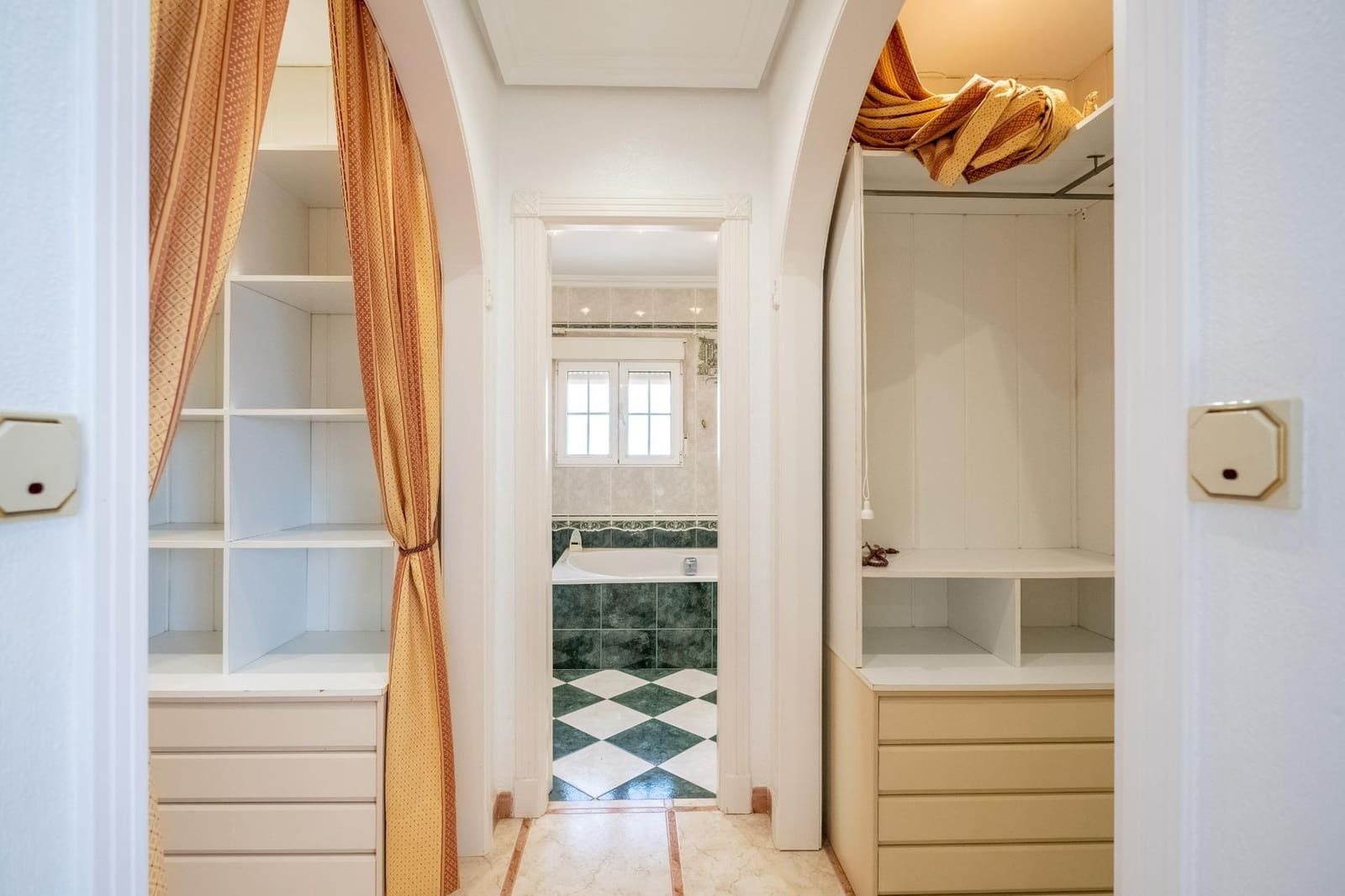 6 sypialnia Willa na sprzedaż w Torrevieja z basenem - 645 000 € (Ref: 9514073)