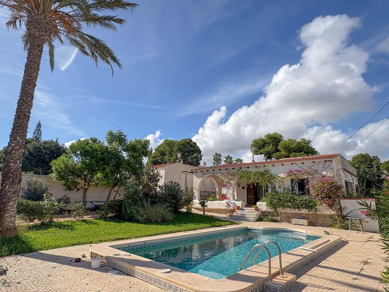4 bedroom Villa for sale in La Siesta - € 425,000 (Ref: 9514098)