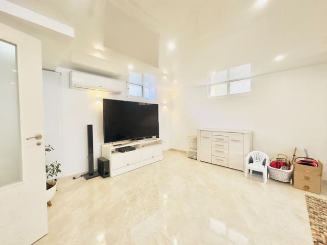 3 makuuhuone Huvila myytävänä paikassa La Florida, Orihuela mukana uima-altaan 
autotalli - 340 000 € (Ref: 9514137)